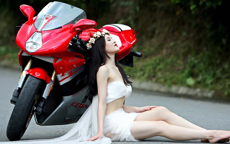 Beautiful girls and motorcycles in Shizuoka